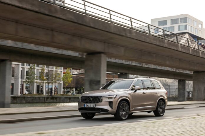 New Volvo XC90 T8 - dynamic