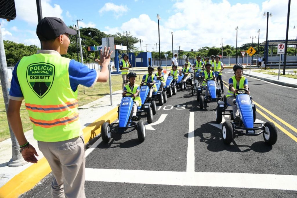 EDUCACIÓN Y CONCIENTIZACIÓN VIAL: Herramientas imperativas para reducir el otro causante del caos en el tránsito vehicular. – Movilidad Urbana RD