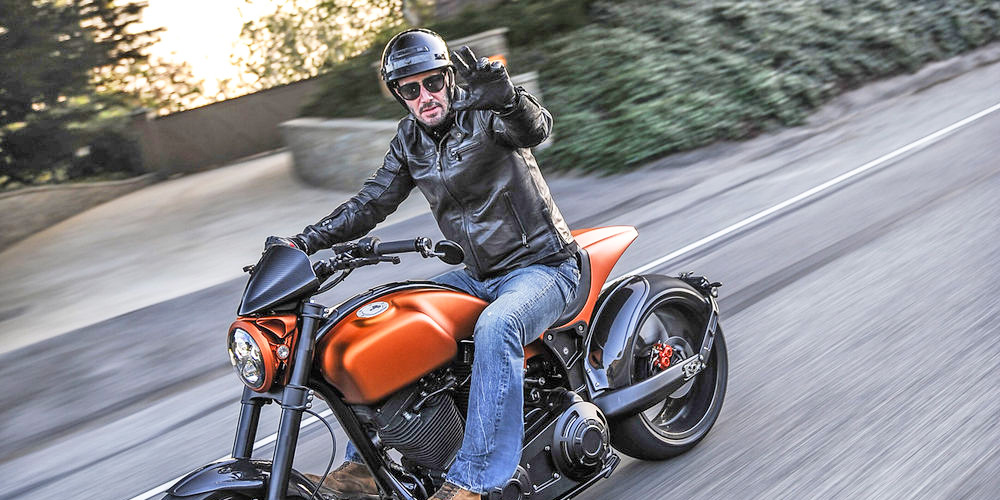 El origen del saludo motero - Pirata Motos | Boutique Ropa Moto Sevilla