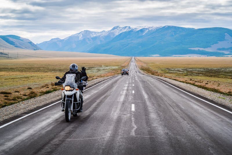Un Motociclista Con La Mano Levantada En Saludo Foto de archivo - Imagen de cielo, rusia: 166605900